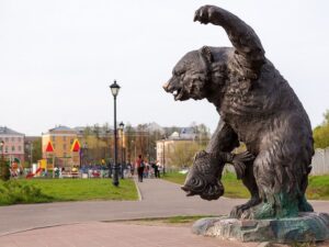 Памятник медведю фото